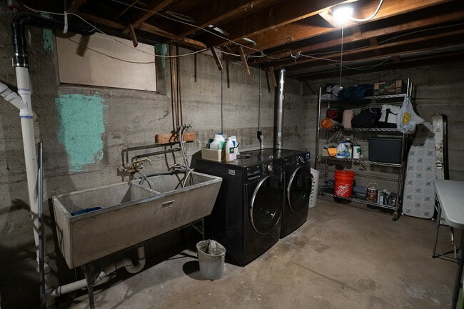 Building Photo - 180 Estes St