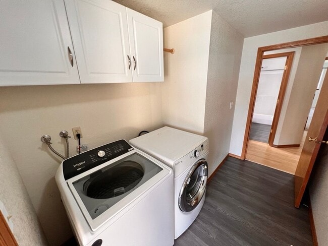 Building Photo - 3Bed 2Bath Single Level Avail. April 7th Move-In