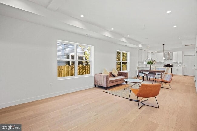 Building Photo - 4421 Kane Pl NE