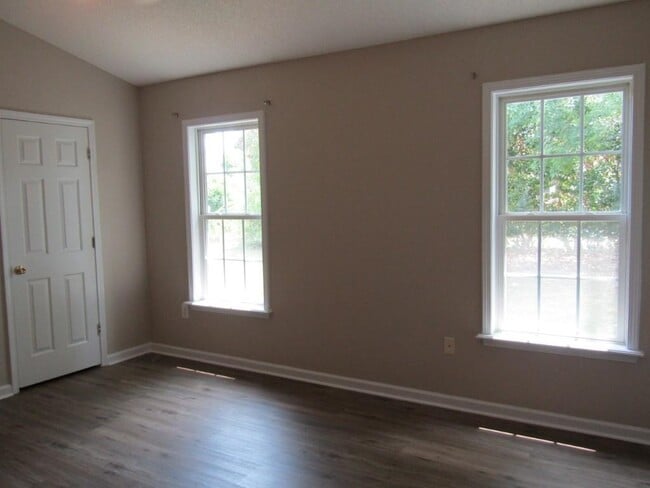 Building Photo - 2208 Seaford Dr