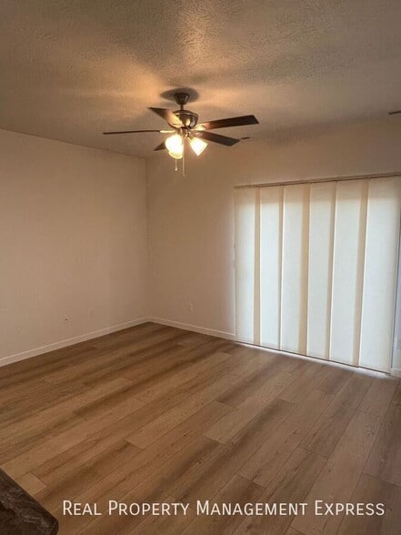 Building Photo - Stylish 1 Bed 1.5 Bath Townhome