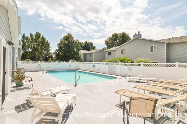 Building Photo - Lovely 2 Bedroom 2.5 Bathroom Townhome