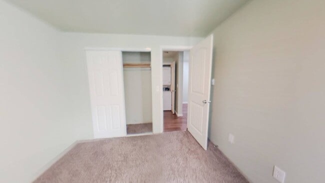 Building Photo - Updated Unit Northside