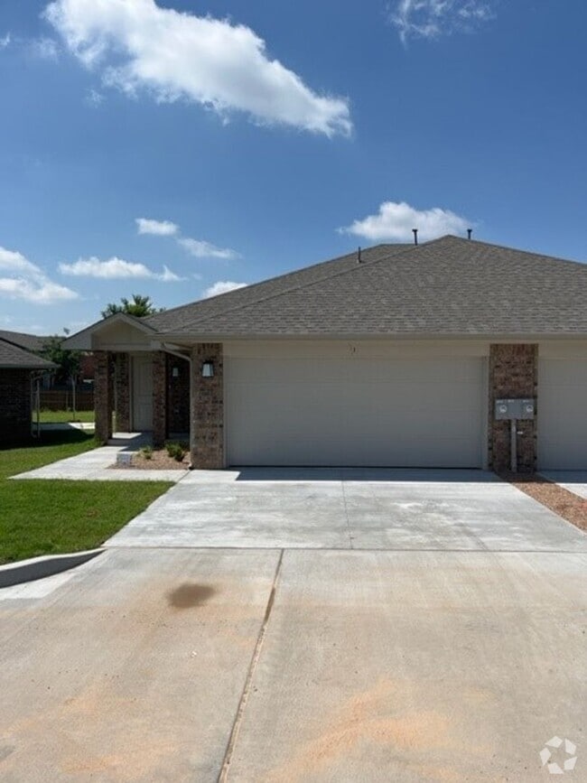 Building Photo - FIRST MONTH FREE - Popular Location! THIS ...