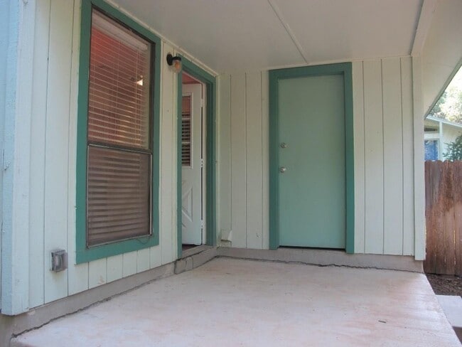 Building Photo - 407 W Elizabeth St