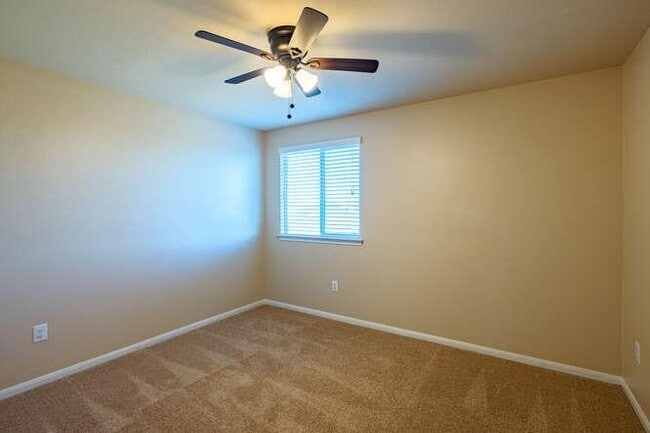 Building Photo - 402 Zenith Rd