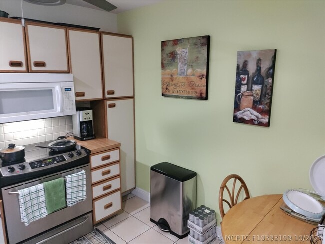 Building Photo - 2852 Carambola Cir S