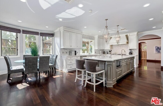 Building Photo - 6127 Rhodes Ave