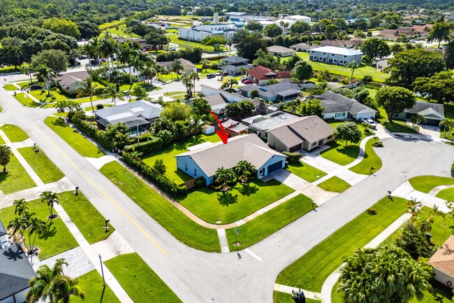 Building Photo - 1100 Basswood Pl