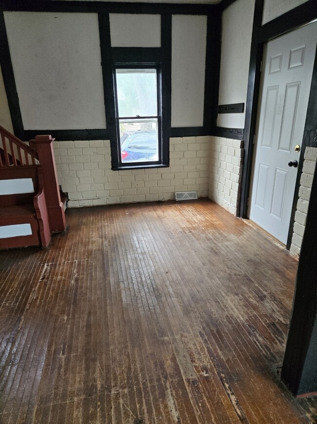 Building Photo - 1009 3rd Ave