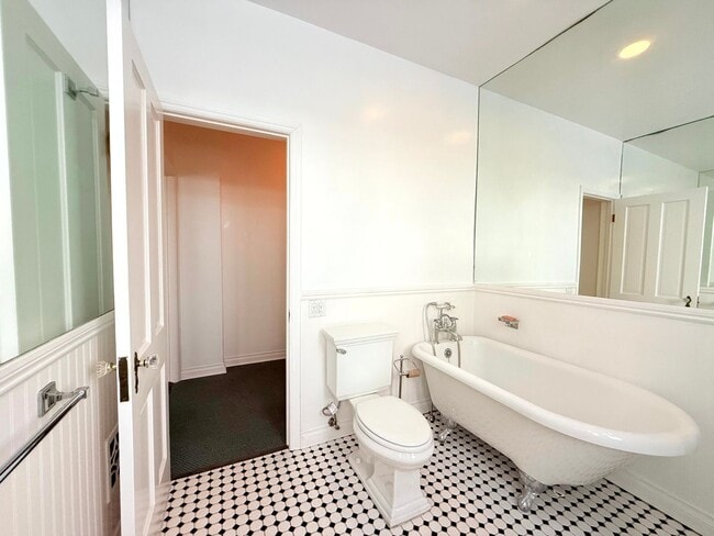 Building Photo - Very Unique Spacious sleek One Bedroom - O...