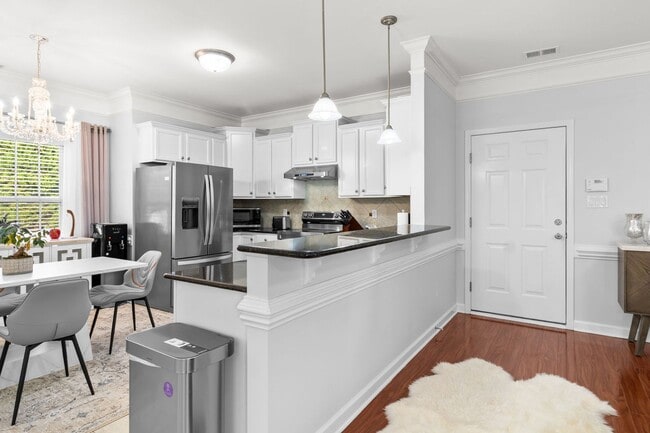 Building Photo - Furnished Townhome – All Inclusive | Gated...