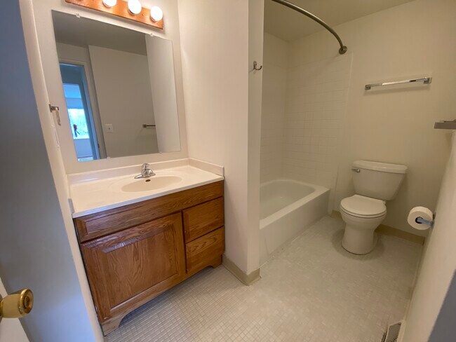 Bath RM - 1333 W Lake Lansing Rd