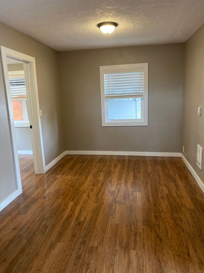 Building Photo - 20th St SE Duplex