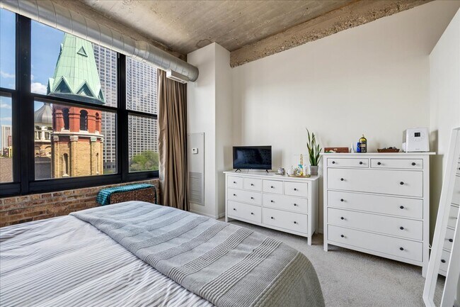 Building Photo - 210 S Desplaines St