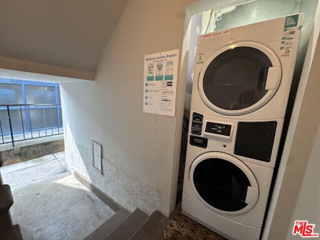 Building Photo - 127 N Doheny Dr