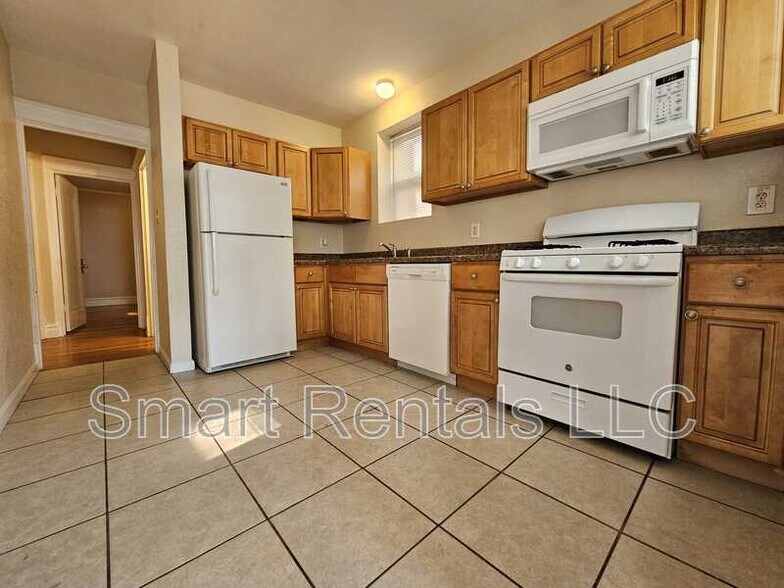 Building Photo - 5065 Lindenwood Ave