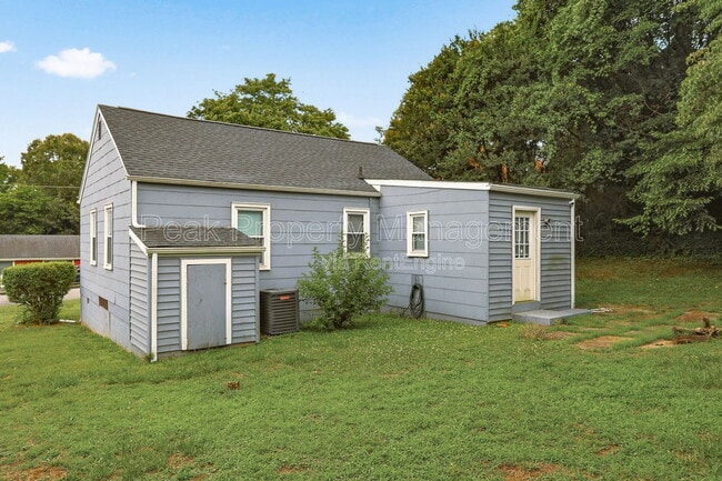 Building Photo - 421 St Luke St