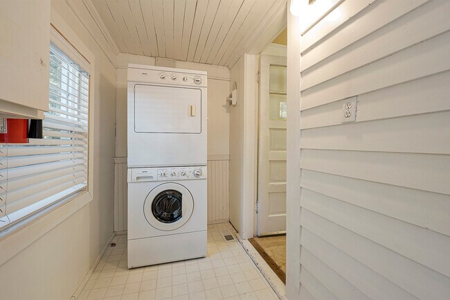 Building Photo - 2330 SW 170th Ave