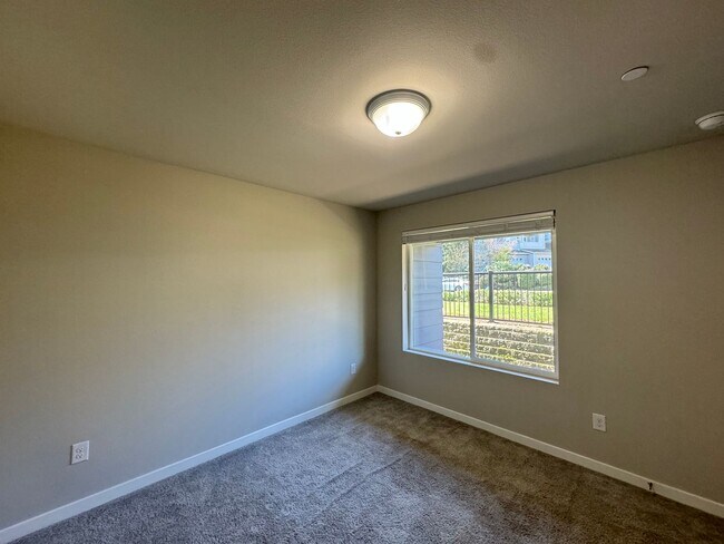 Building Photo - 3B/3B cozy townhome