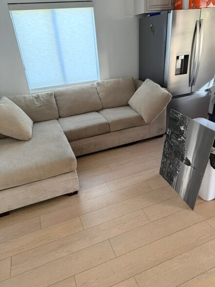 Main entrance/living area - 11 20th Ave