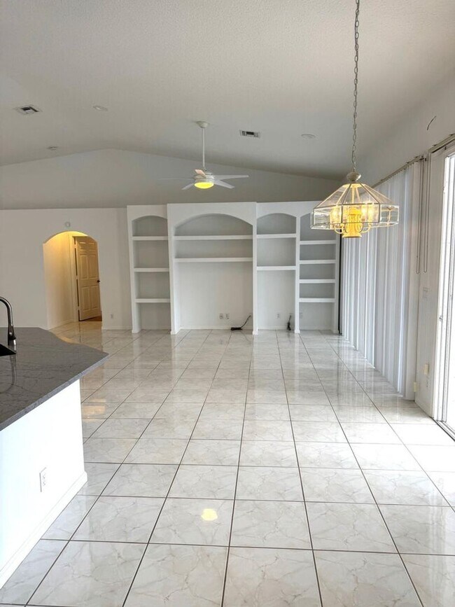 Building Photo - 106 Pepper Tree Cres