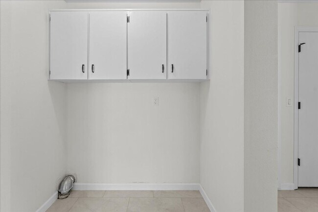 Building Photo - Beautifully Renovated 4-Bedroom, 2-Bath Ho...