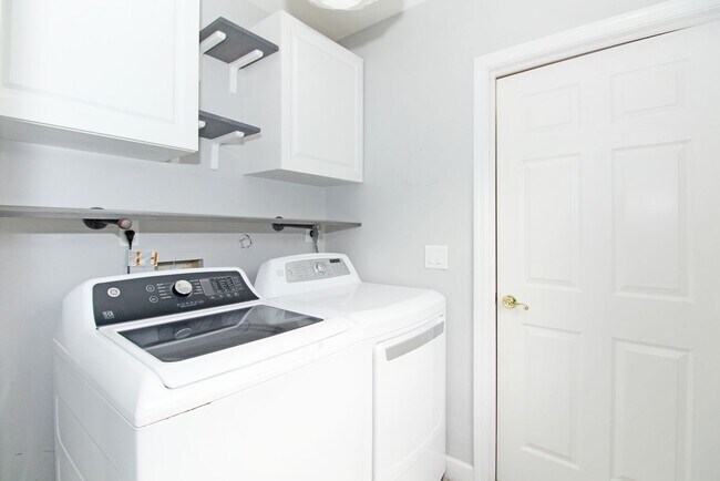 Building Photo - Spacious 4BR Pool Home on Quiet Cul-de-Sac in Wellington