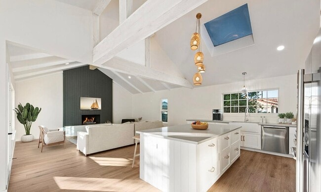 Building Photo - Beautifully Updated Single Story Custom Ho...