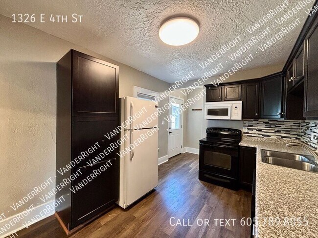 Building Photo - 1326 E 4th St