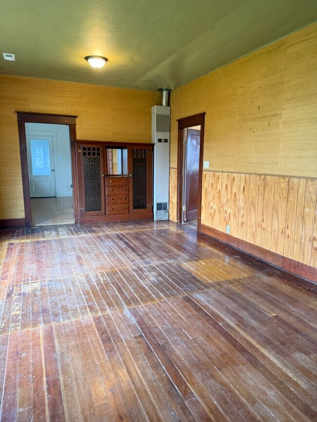 Building Photo - Large 2 bedroom 1 bath with bonus room