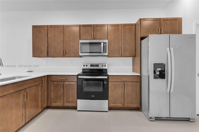 Building Photo - 615 NE 1st Ave