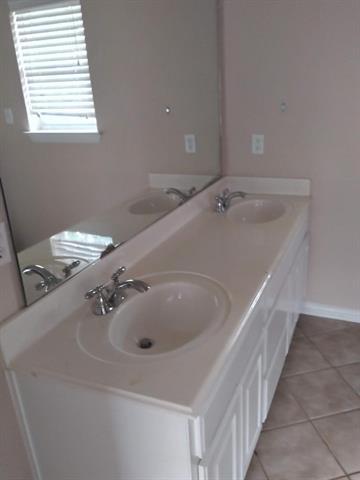 Building Photo - 9017 Racquet Club Dr