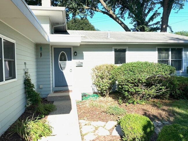 Primary Photo - 1126 Laurel Ln