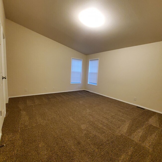 Building Photo - Pet Friendly 4 bedroom 2 bath home w/ 2 car garage