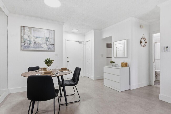 Building Photo - 3000 Riomar St