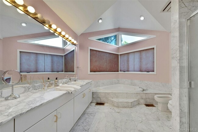 Building Photo - 2 Meadowwood Ln