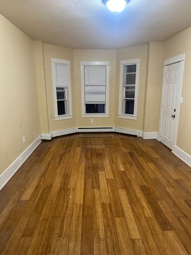 Building Photo - Silver (363)