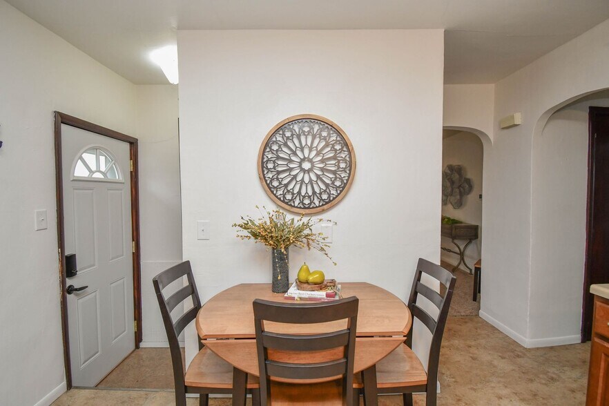 Building Photo - 306 S Chicago Ave