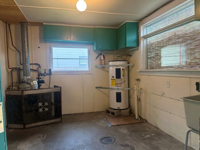 Building Photo - 3 Bedroom 2 Bath McMinnville OR