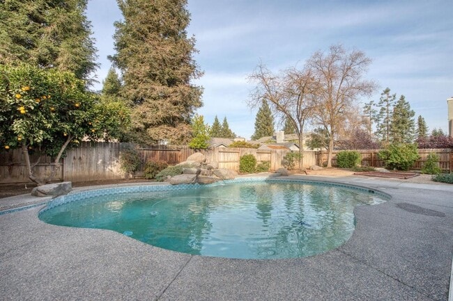 Building Photo - Spacious 5 Bedroom Clovis Home