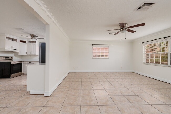 Building Photo - Charming single-family home nestled in des...