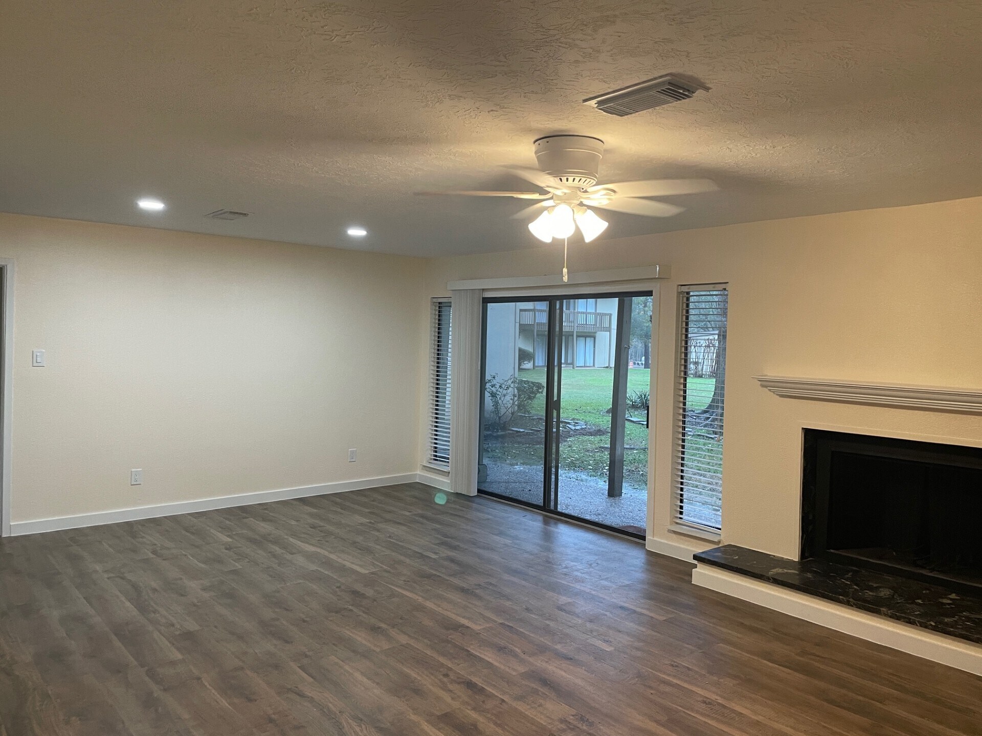 Living Room w Fireplace - 15919 Golf Club Dr