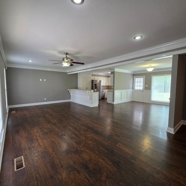 Building Photo - 825 Community Ave