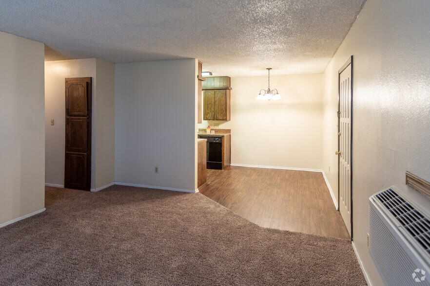 2BR, 1BA - 842SF - Oak Hill Apartments