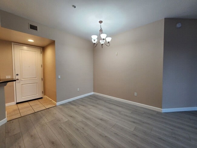 Building Photo - Great Park Ave Condo Unit!