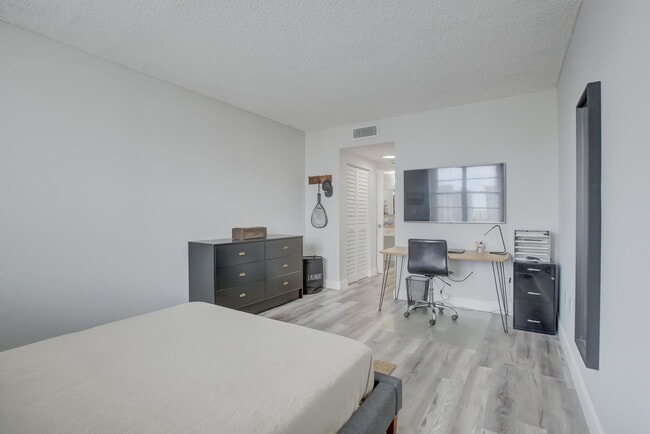 Building Photo - 500 Bayview Dr