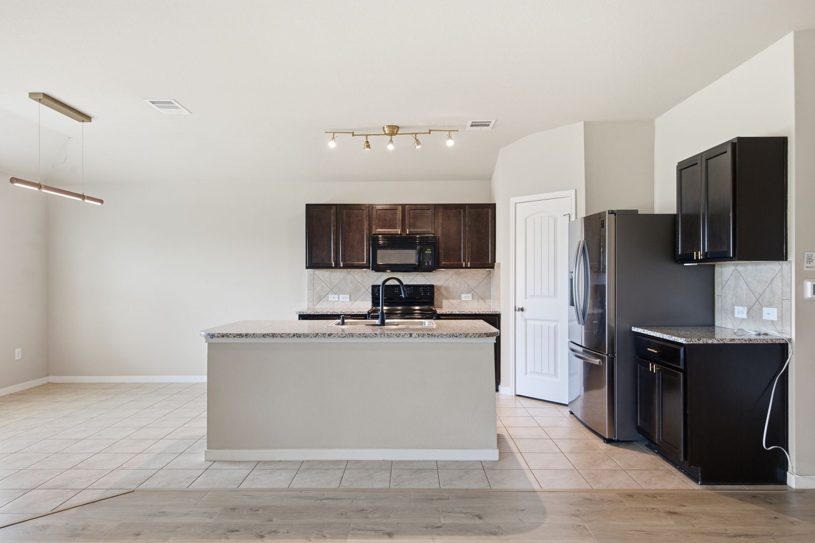 Building Photo - 5813 Roderick Dr