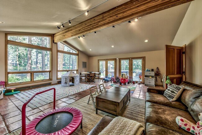 Building Photo - 982 Sandiron