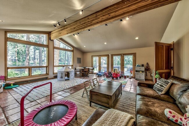 Building Photo - Perfect Location